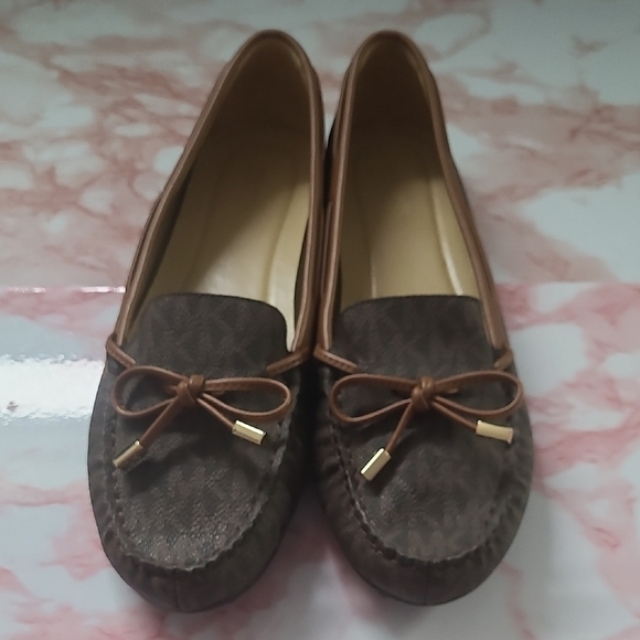 EUC Michael Kors Brown Leather Moc Crocodile Loafers Gold Bar Trim Sz 7.5M - Picture 2 of 7